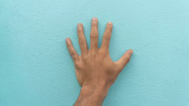 Mão tocando na parede